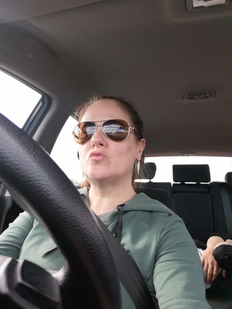 У меня миллион фоток за рулём, и почти везде я в очках