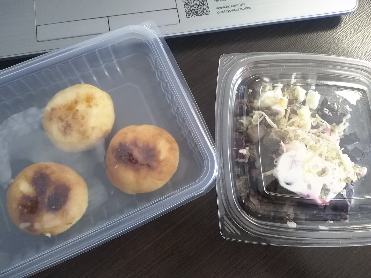 Сырники и салат из свеклы, говядины, яйца