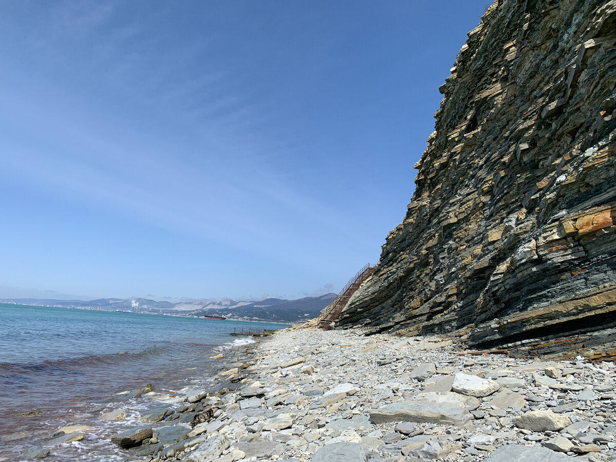 Вот такая дорога и скалы. Ширина берега - пару метров.