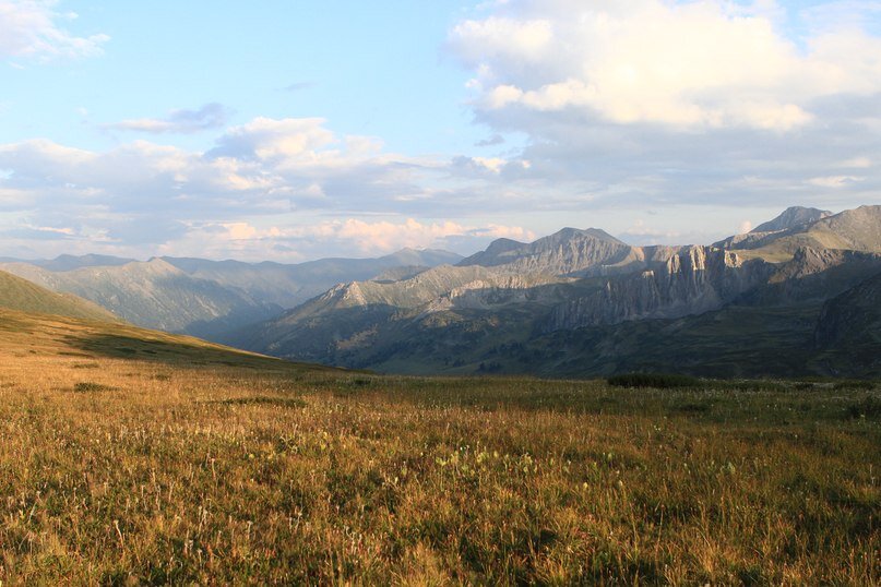 Режим дня связан с силой Солнца и Луны. Это две мощные планеты, который дают океан силы. Солнце дает бодрость, радость и желание жить, Луна успокаивает и снимает напряжение солнечную активность. Так эти две силы чередуясь, помогают нам быть счастливыми.