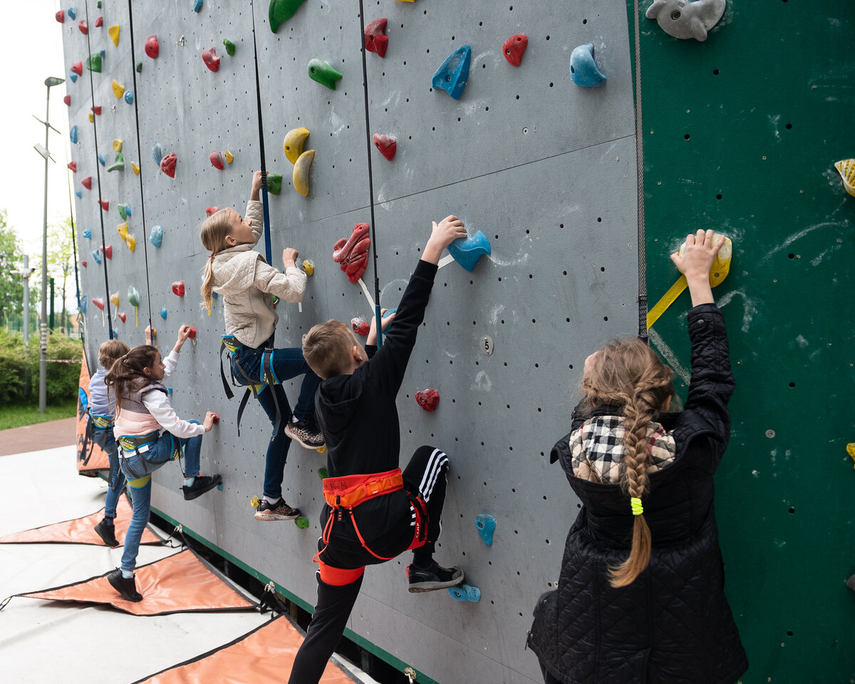 Тренировки по скалолазанию на свежем воздухе. Скалодром BIG WALL SPORT Москва, Лужники. 