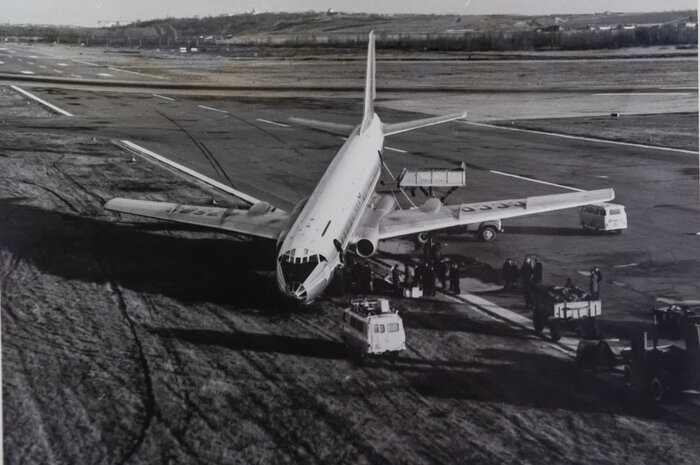 23 апреля 1973 года Ту-104Б выполнял рейс из Ленинграда в Москву. На борту находился 51 пассажир и 6 членов экипажа. Спустя 9 минут после взлёта к стюардессе обратился мужчина.-2