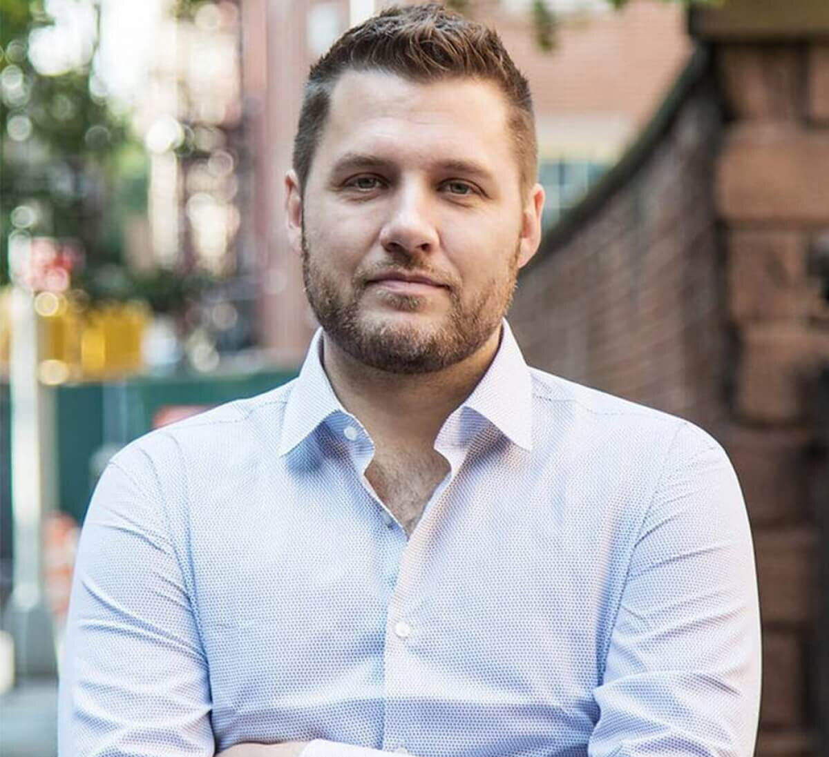 Марк Менсон, автор книги "Тонкое искусство пофигизма". https://econet.ru/articles/mark-menson-ne-bud-kak-kodak - источник изображения