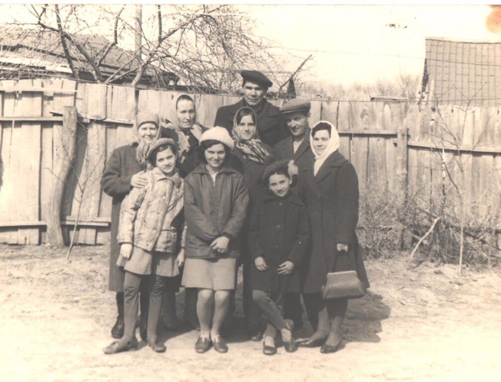 1971 год - вся наша семья в гостях у бабушки Фроси. Галя - в центре. Мы рядом с ней справа и слева.