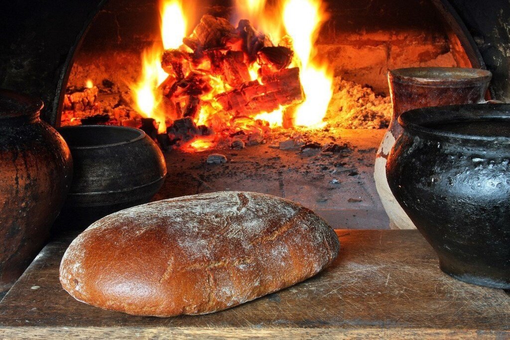 Печь и грела и кормила...