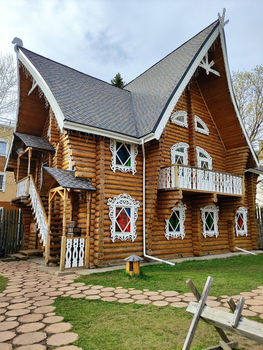 Так как именно Кострома считается родиной Снегурочки, заведений на тему сказочной волшебницы здесь аж 3. Есть Музей Моды Снегурочки, ее Резиденция, а также Терем Снегурочки.