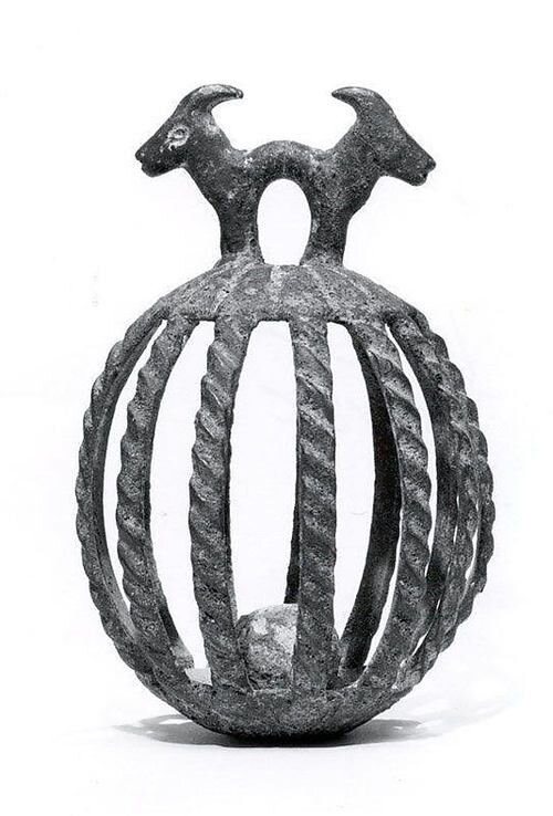 Древняя погремушка из бронзы. Найдена в Иране.