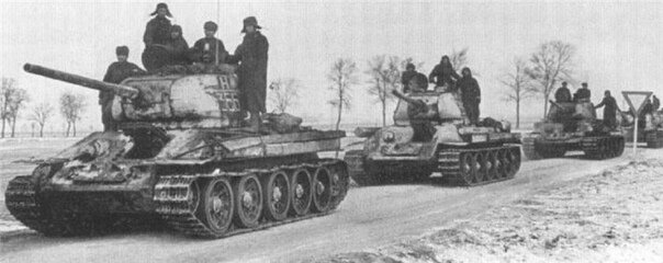 На фото танки 2-й гвардейской танковой бригады на марше, январь-февраль 1945 г. Обращает внимание на себя белый камуфляж танков, что подойдет и для февраля месяца указанного в наборе (фото с сайта https://smolbattle.ru/)