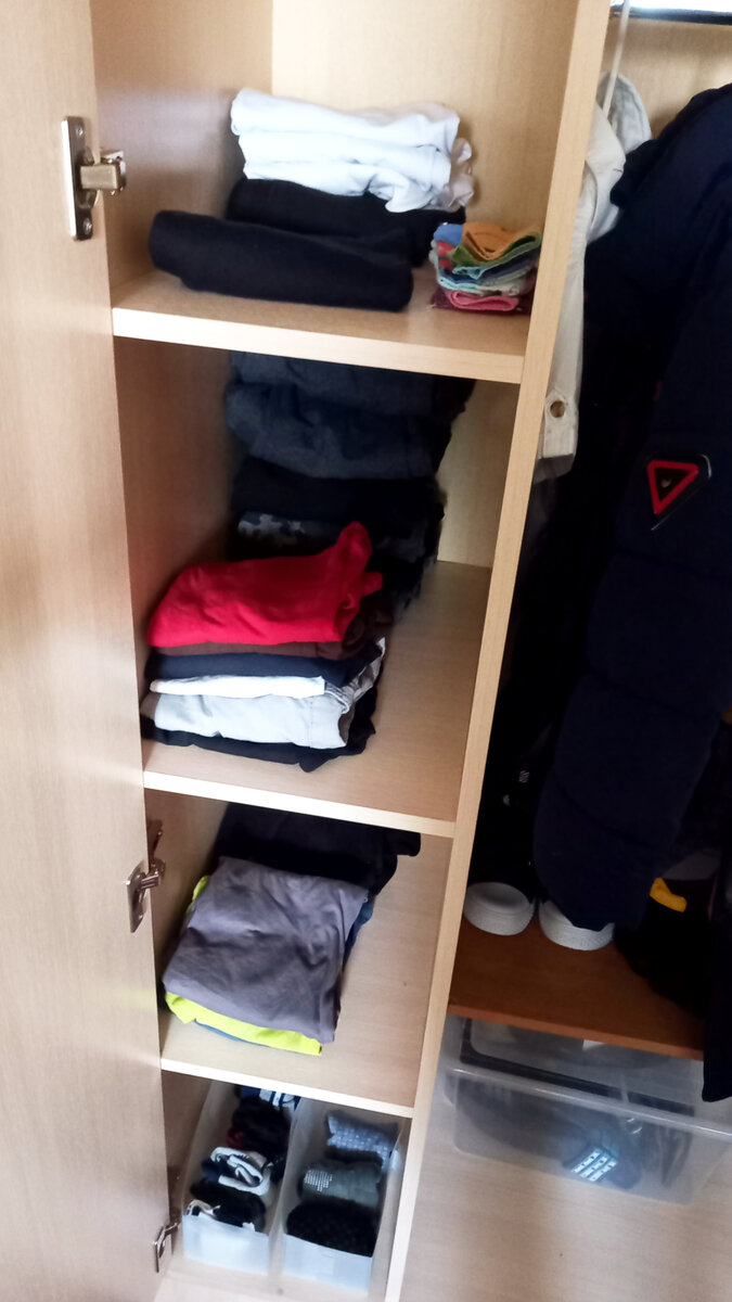 Вот так организовала полки с вещами в шкафу подростка