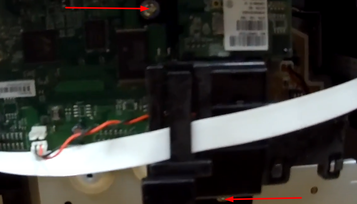 Фото 29. Выкручиваем указанные винты