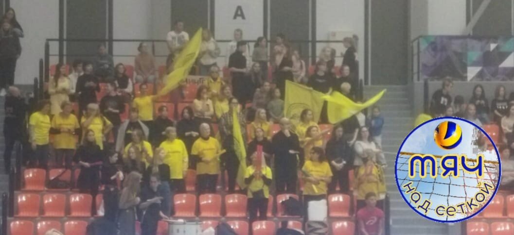 В этой задумчивой походке игроков "Ленинградки" уложилась уникальная связь волейбольных поколений. Когда капитан "Диких пчел" Анна Матиенко (вторая слева) уже вовсю выступала на высшем уровне, нападающая Валерия Горбунова (первая слева) еще не родилась.