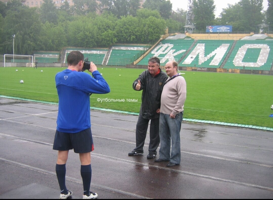 Игорь Семшов фотографирует Гуса Хиддинка с болельщиком. Фото Артема Локалова