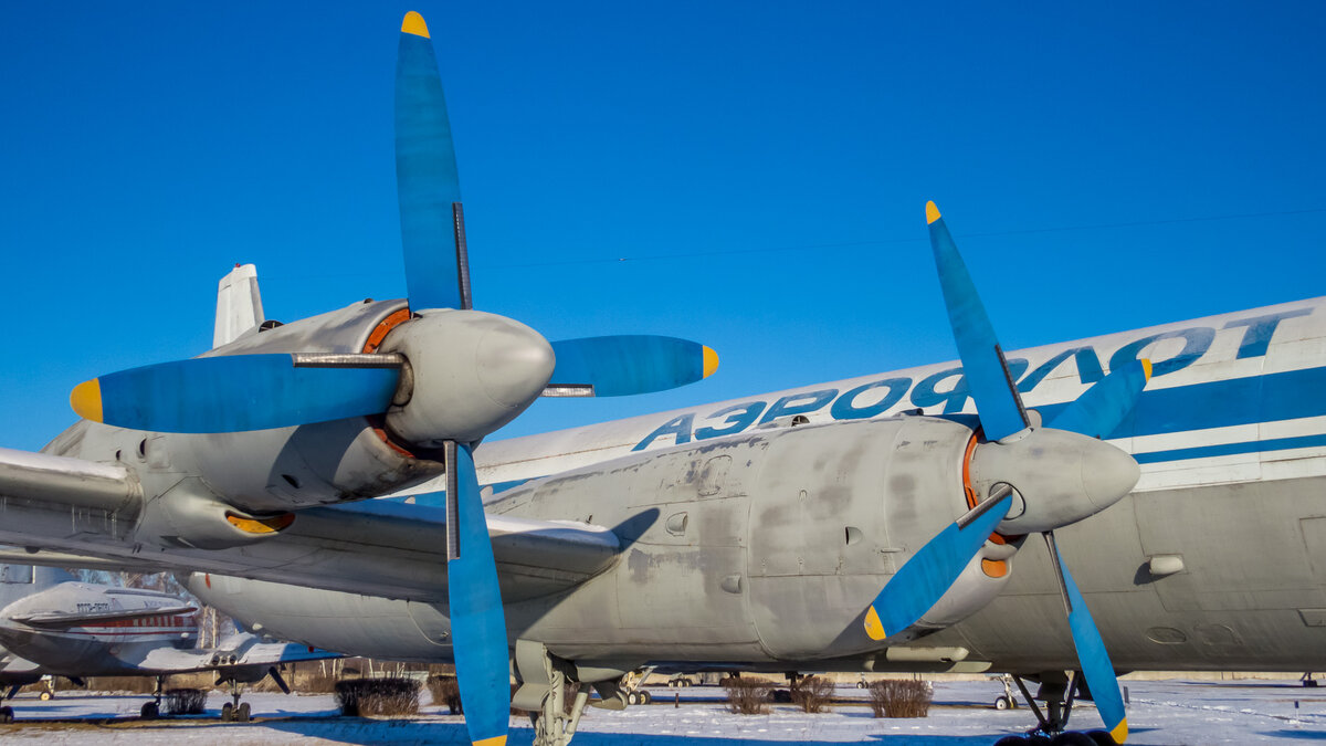 АН-24 пассажирский самолёт. АН-26 пассажирский самолёт. АН-24 грузовой самолёт. Винтовой самолёт АН 24.