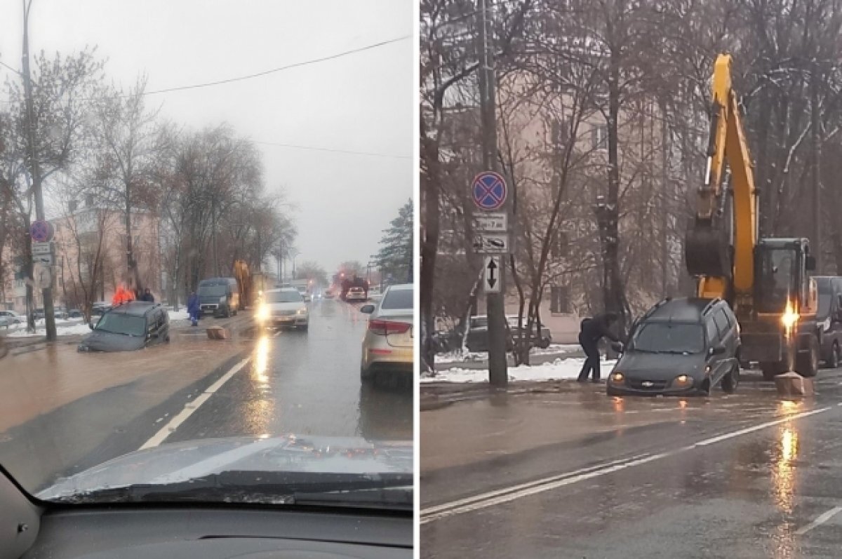    В Самаре «Шевроле Нива» провалилась в скрытую лужей яму на дороге