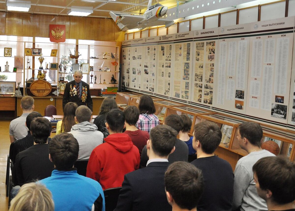 Владимира Сбоева часто приглашают на встречи со студентами НГТУ