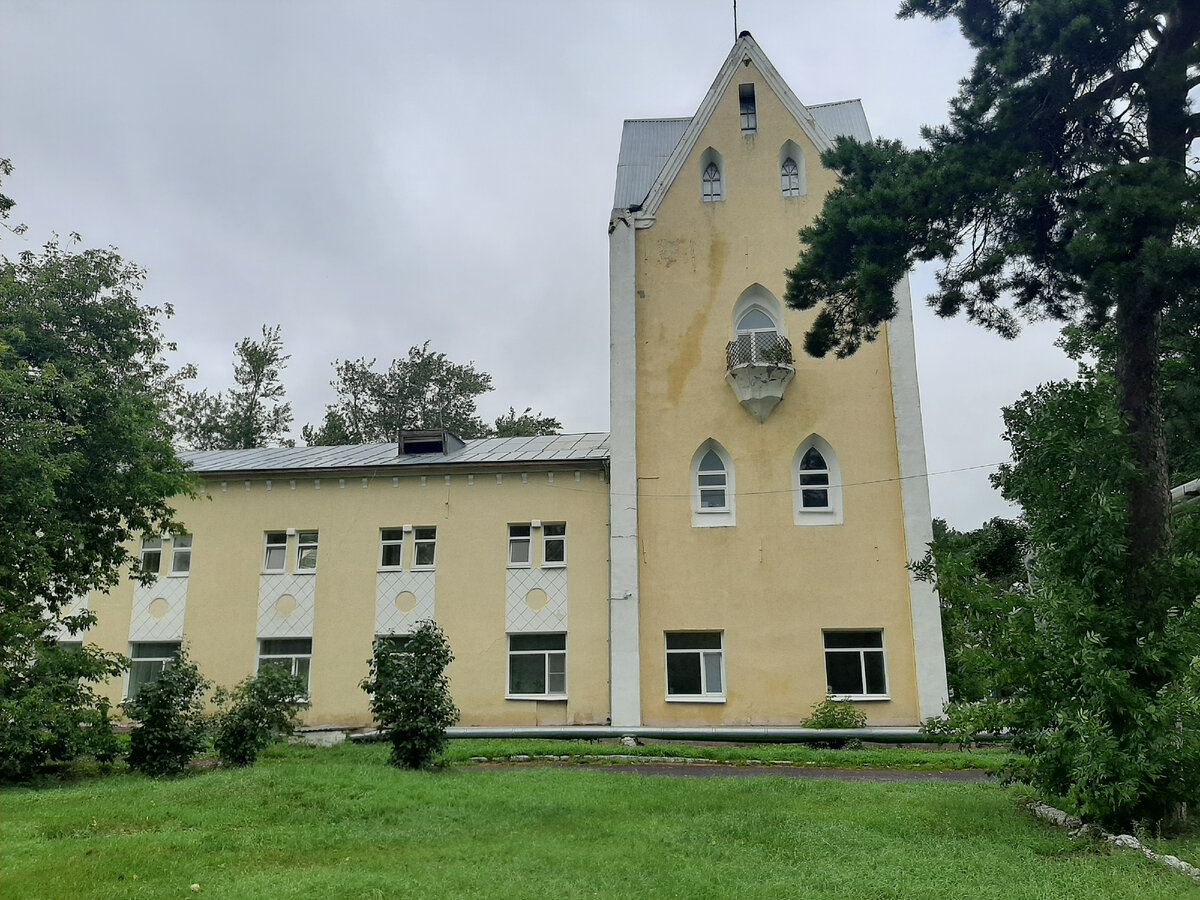 Готическая башня - оригинал, крыло сбоку - уже современная пристройка.