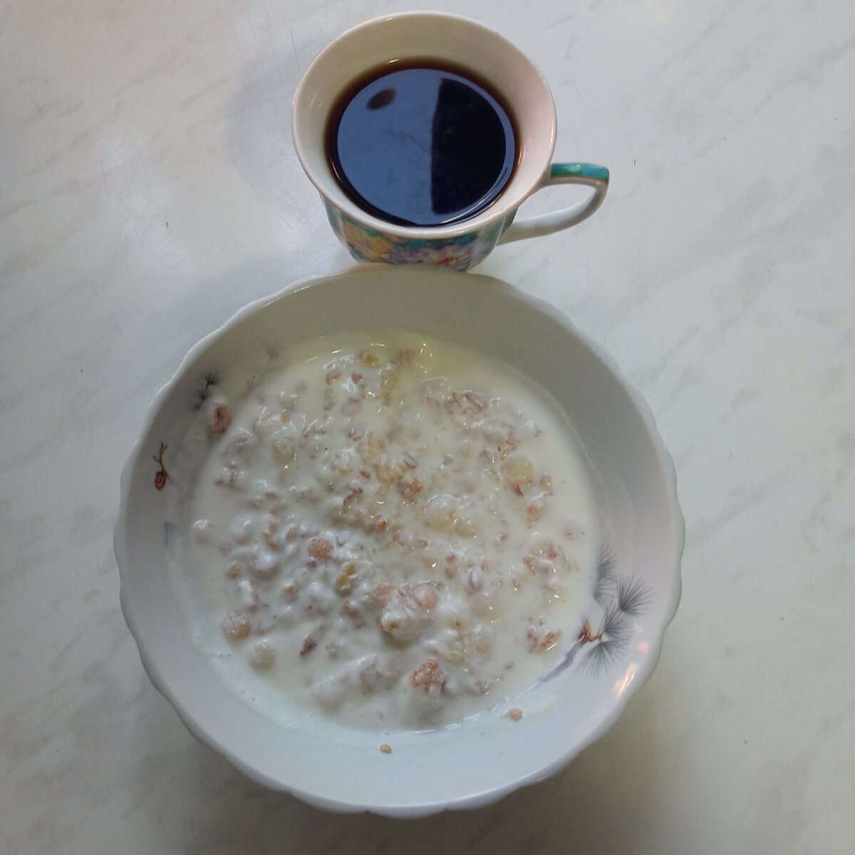 Завтрак  мюсли-50гр., кефир 2,5 %-250гр. К-291,50        Б-9,0          Ж-7,5          У-38,5.