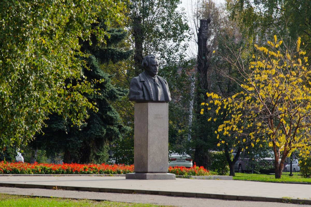 Памятники ярославль. Памятник Георгию Димитрову (Ярославль). Памятник Димитрову в Ярославле. Памятник Георгию Димитрову (Москва). Георгий Димитров памятник в Ярославле.