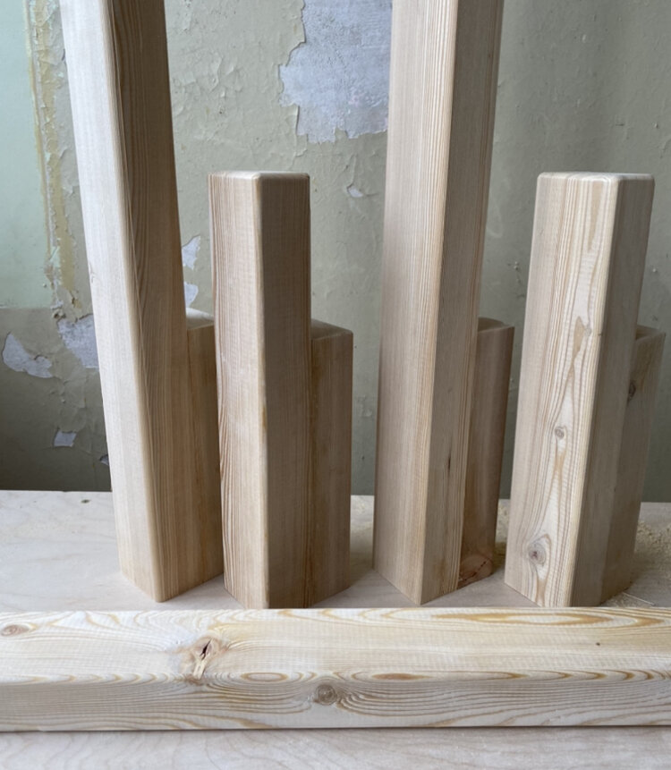 Фаска снята, ножки склеены и готовы к шлифовке.