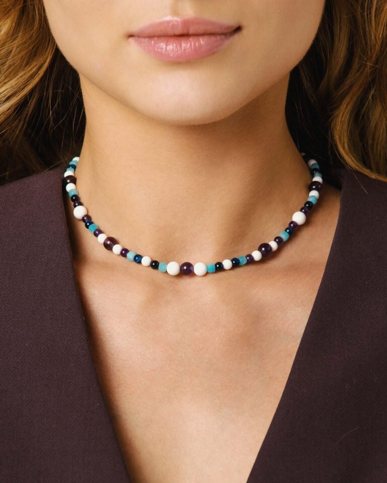 На фото чокер из агата, амазонита, тигрового глаза и аметиста