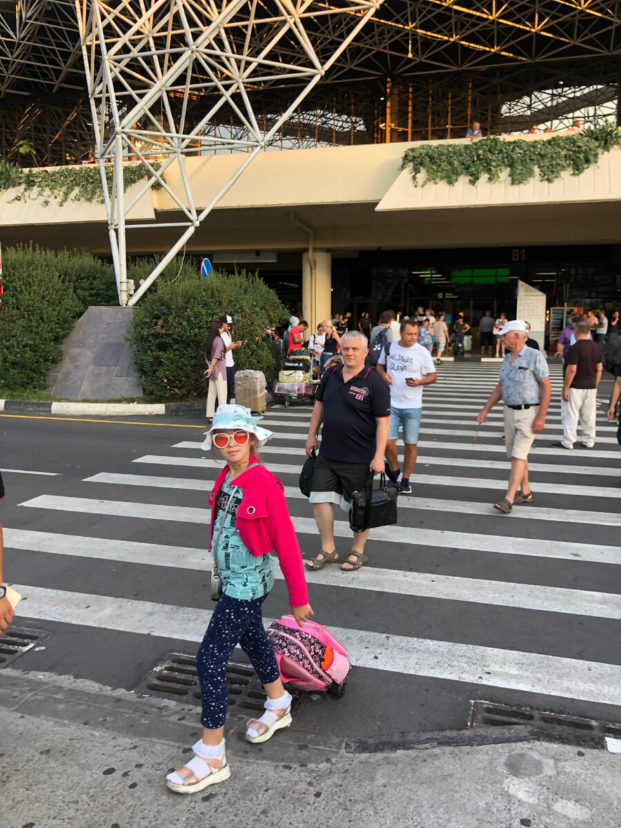 Приземлились, идём к такси 