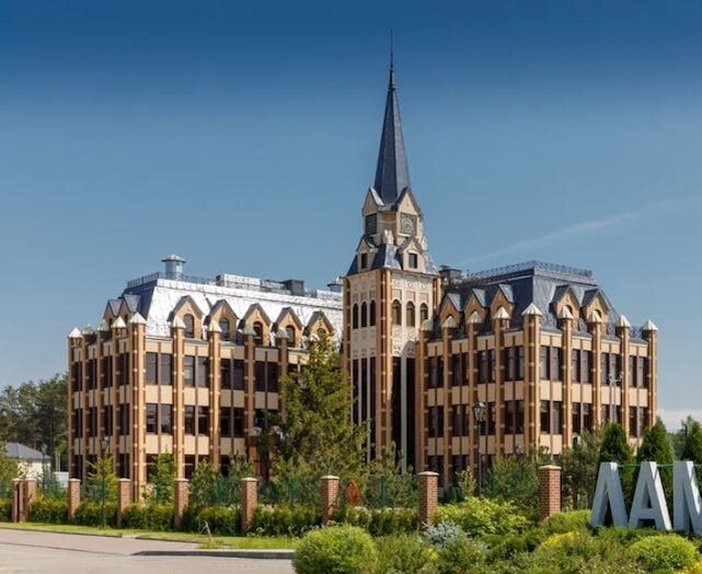 Фото внизу: частная школа в «Ламбери».