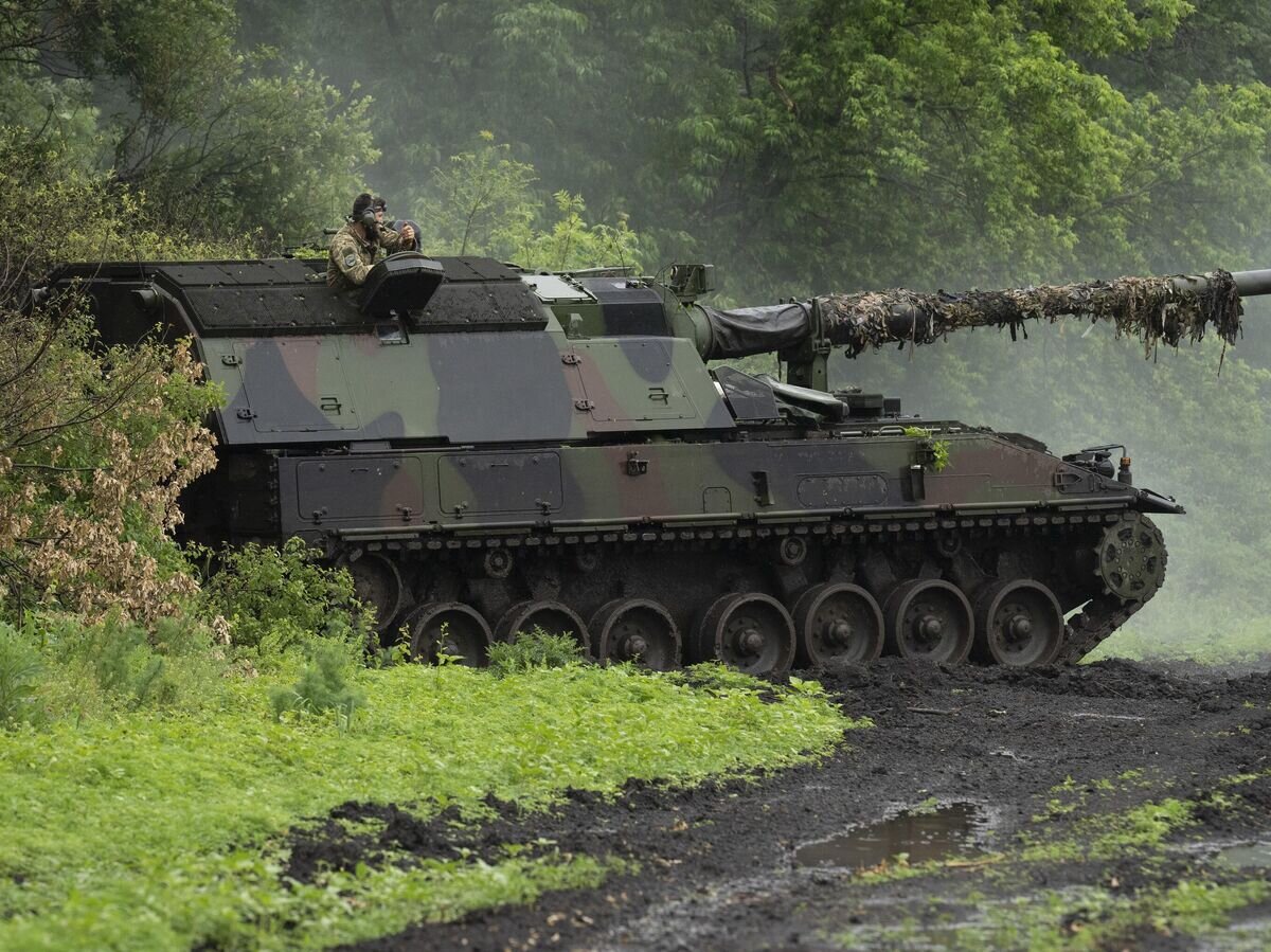    Немецкая самоходная артиллерийская установка Panzerhaubitze 2000 в Донецкой области© AP Photo / Efrem Lukatsky