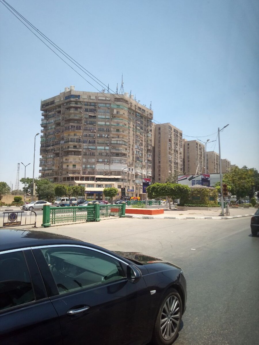 Со слов водителя, эти дома почти новые - им около десяти лет.