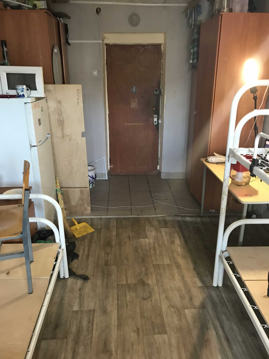 Общежитие конечно не лучший вариант, куда можно уехать, но все равно лучше, чем в 20 лет жить с родителями. 