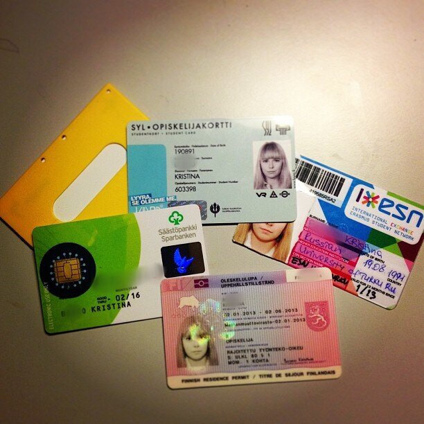 Самые важные вещи иностранного студента: карта финского банка (слева), студенческий билет (сверху), членская карточка студсоюза ESN (справа), разрешение на пребывание (снизу). 