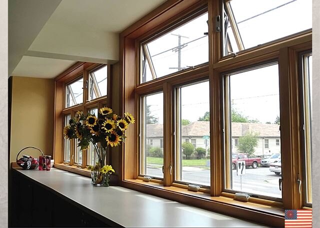 Окна столовой выходят на проезжую улицу