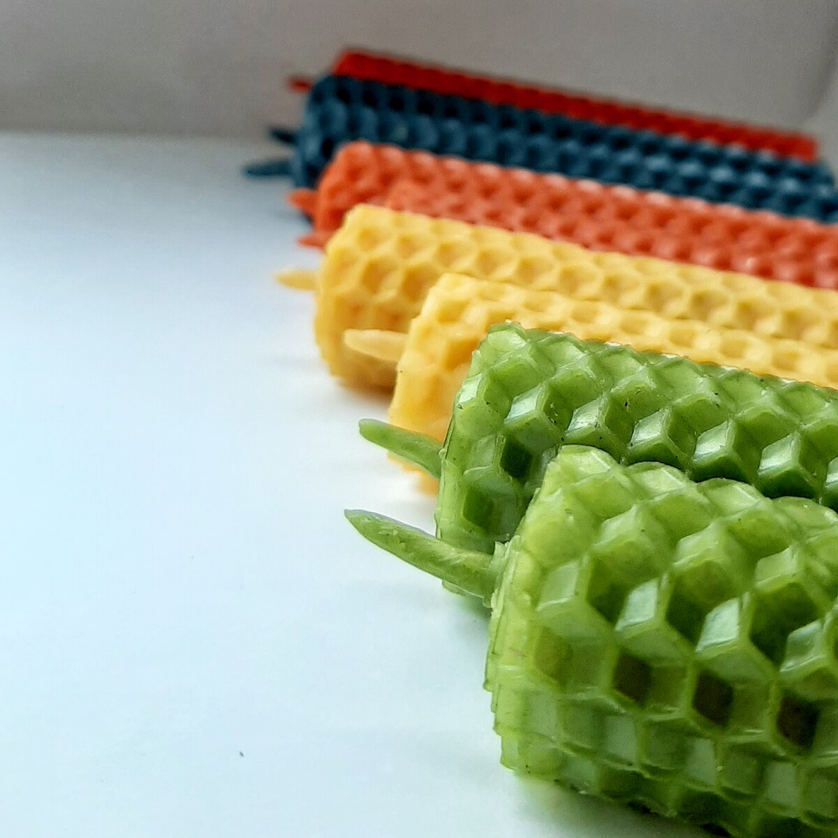 Свечи из медовой вощины с травами с целями.