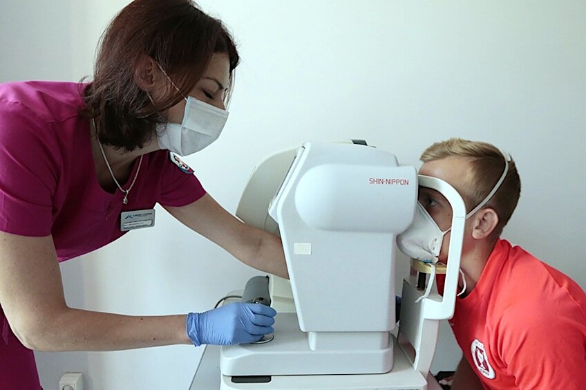 Олег Кручинин проходит медосмотр 