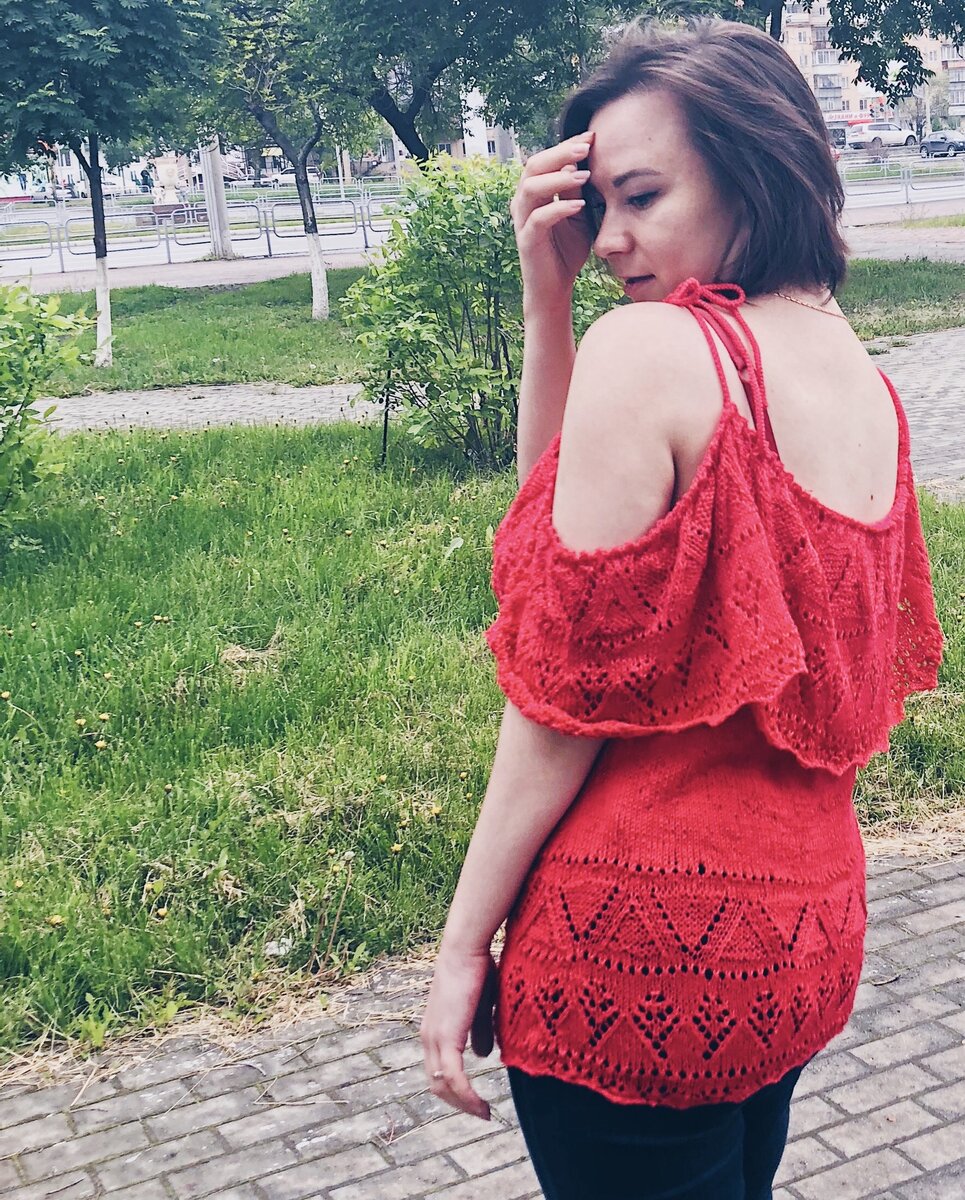 Привет! Меня зовут Дарья. Я автор канала, который вы читаете:) На мне топ, который я вязала сама:) 