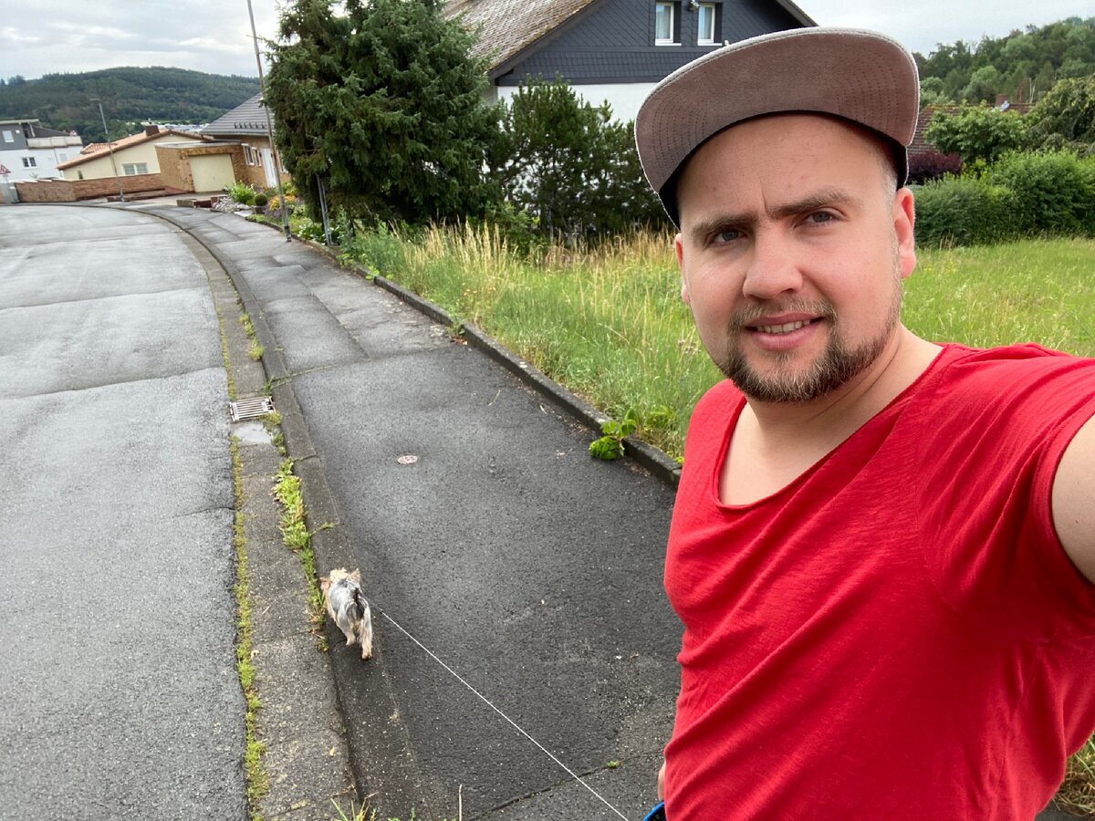 Хорошо гулять по утрам на свежем воздухе 