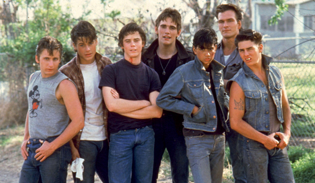 Emilio Estevez, Rob Lowe, C Thomas Howell, Matt Dillon, Ralph Macchio, Patrick Swayze and Tom Cruise в 1983году. Фото к фильму "Изгои"