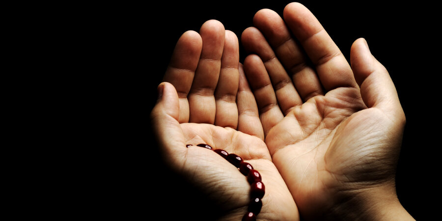 Перевод смысла: «Слава Тебе, о Аллах, и хвала Тебе! Благословенно имя Твое, превыше всего величие Твое и нет бога, кроме Аллаха». Транслит: Cубханака Аллахумма уа бихамдика уа табаракасмука уа тааля джаддука уа ля иляха гойрук
