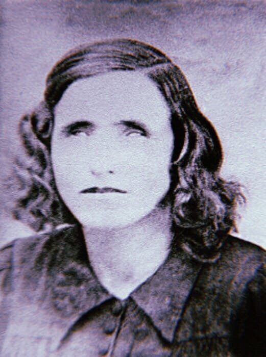 Ванга в молодости. Но уже после потери зрения. 
Источник :yandex.ru