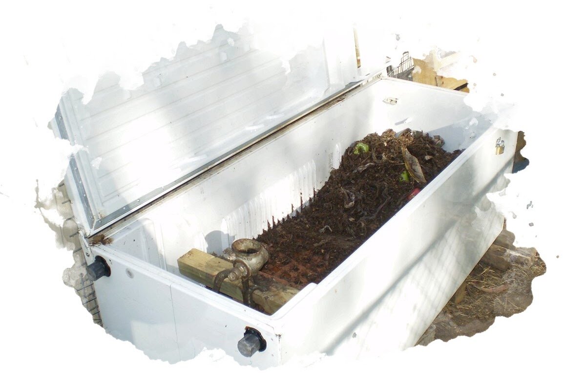 Готовим компост в старом холодильнике