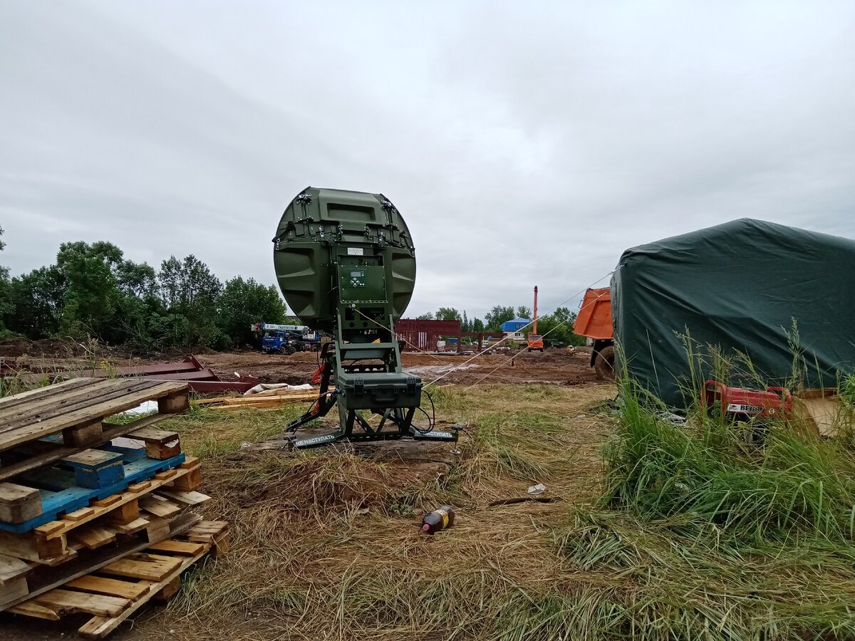 Стройку осуществляют  военные.  Цвет оборудования свидетельствует об этом.