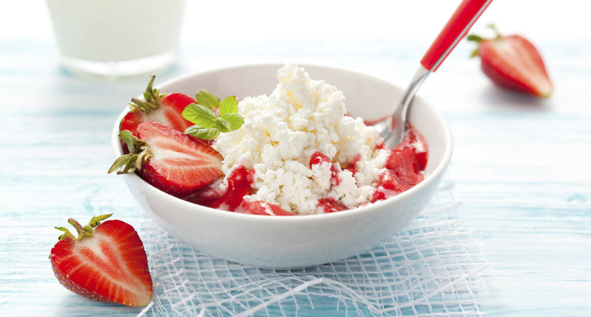 Фото взято с https://mport.ua/zdorove/fitness/765488-ne-tol-ko-kal-cij-zachem-i-s-chem-edjat-tvorog