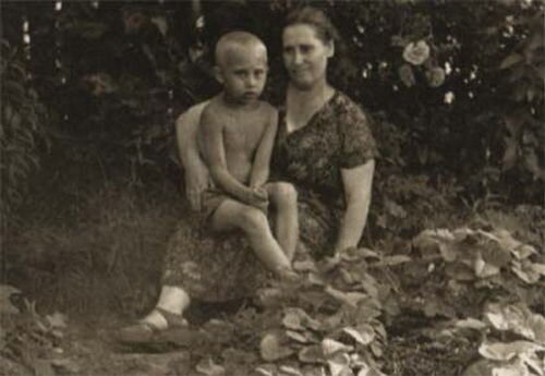Владимир Путин в возрасте 6 лет со своей матерью, 1958 год © Фото с сайта commons.wikimedia.org