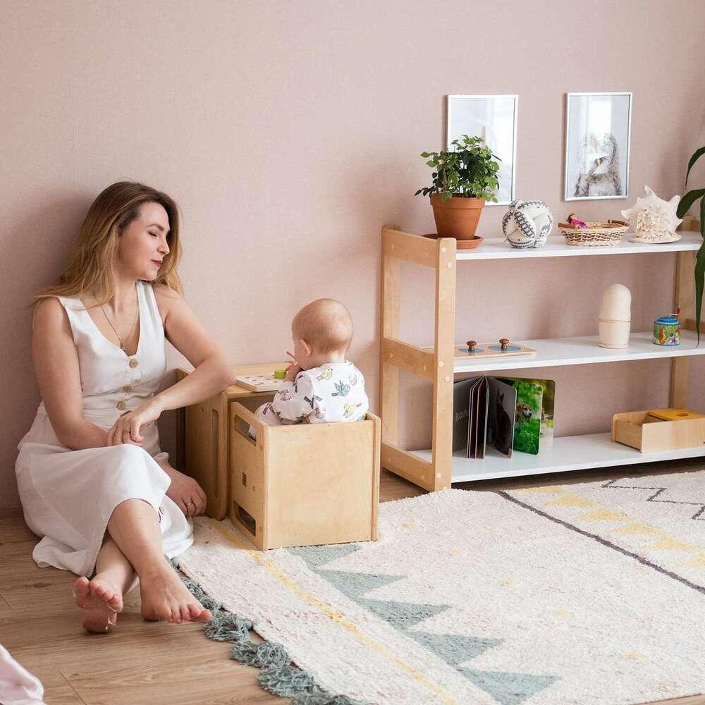 Вот так идеально должно выглядеть пространство для ребенка. Как по мне это ад для мамы.... Все игрушки разбросаны, горшок с цветком рассыпан, книги порваны...