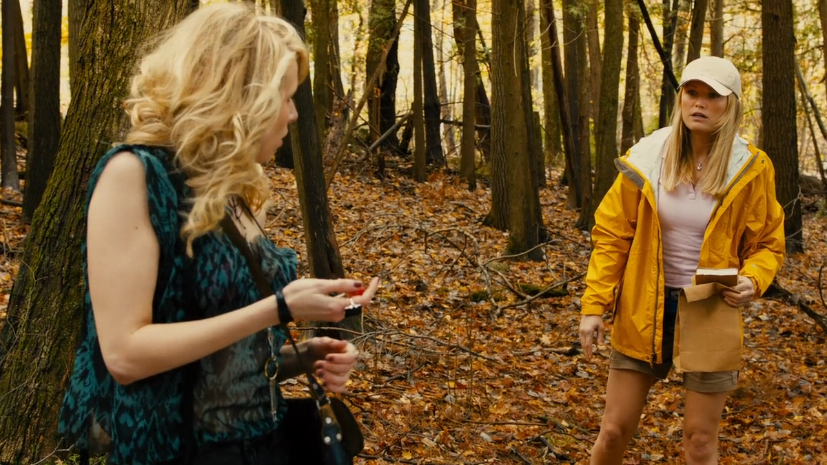 Кадр из фильма. Маши и Камми пошли за грибами.