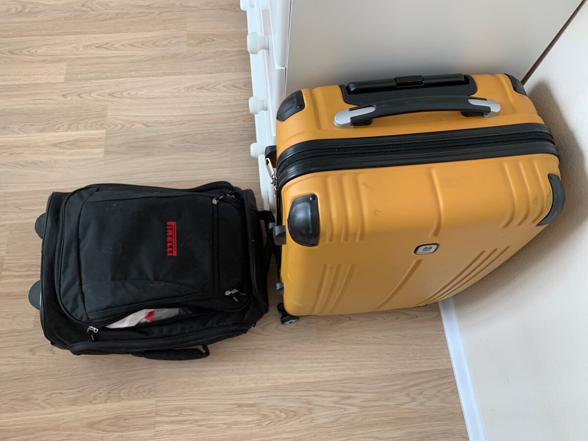 Маленький чемодан нужен в ночевках по дороге, большой - только в конечной точке поездки