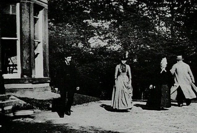 Кадр из Сцены в саду Раундхэй. Имена людей, снявшихся в ролике: сын кинооператора Адольф Лепренс, тёща Сара Робинсон Уитли, Тесть Джозеф Уитли и подруга сына Харриет Хартли.