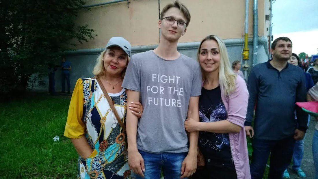 Мы, своей семьёй - мы с супругом и дочь Натали с сыном Ярисом, уже давно на боевом посту в ожидании...