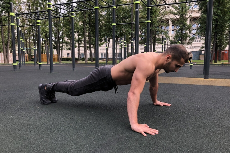 Миша решил заниматься спортом и начал отжиматься. Роман Досенбах отжимания. Упоры для отжиманий. Парень отжимается. Чел отжимается.