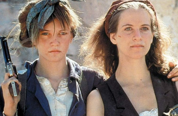 Дайан Лэйн и Аманда Пламмер в фильме «Скотница Энни и маленькая попка». Кадр из фильма