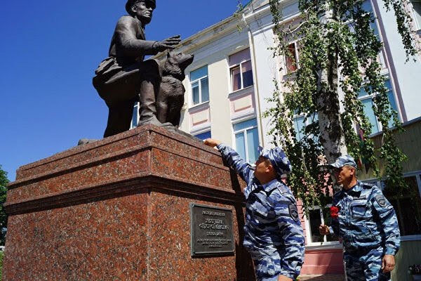 Памятник Федору Хихлушке и Лире